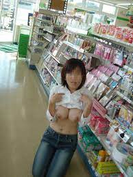 ガチコンビニで裸になって買い物する変態露出狂女のエロ画像 | 素人エロ画像やったる夫