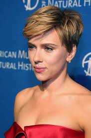 Trova la foto stock perfetta di zazzera di capelli. Il Nuovo Taglio Di Capelli Corto Di Scarlett Johansson E A Dir Poco Super