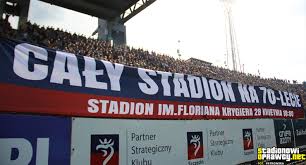 Pogoń chce, by to szczecin finansował nowy stadion, a tymczasem miasto nie ma w kasie nawet oczekiwanych 48 milionów na modernizację jednocześnie nie ma już możliwości pozyskiwania środków na stadiony z funduszy europejskich, a dofinansowania z ministerstwa sportu są. Pelny Stadion Na 70 Lecie Pogoni Szczecin Stadionowi Oprawcy