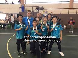 Сепактакрау, также малайский волейбол (малайск. Pasukan Sepak Takraw Wanita Sarawak Cipta Kejutan Di Paroi Utusan Borneo Online