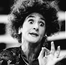 Tuttavia, Josef, voi sfuggite la mia domanda. La vostra vita l'avete  vissuta? O ne siete stato vissuto? L'avete scelta? O ne siete stato scelto?  L'avete amata? O vi è dispiaciuta? Ecco che