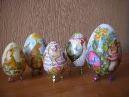 Ozdoba wielkanocna jajka wielkanocne z zawieszką ręcznie wykonane w kolorze biały zdobione różowymi papierowymi kwiatkami jako dekoracja świąteczna na stół. Jajka Wielkanocne Styropianowe Decoupage Centrumrekodziela Pl