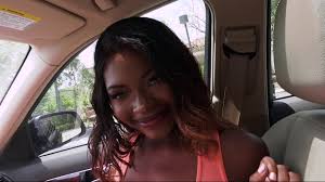 İnanılmaz zenci hatun Noemie Bilas arabada sakso çekiyor