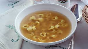 Quindi procedi tagliando a pezzi grossolani sedano, carote, cipolla, patate e pomodorini. Brodo Di Cappone Tradizionale Il Brodo Delle Feste Per Cuocere I Tortellini