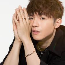 Mirror 的Ian Chan（陳卓賢）戴上Chaumet的Bee My Love系列，你感受到他的「情歌王子」魅力嗎？ 👉🏻Follow us  @ellehongkong #ELLEfashion #ianchan #陳卓賢#mirror @iancychan