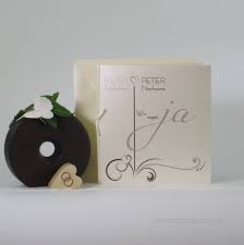 Festliche Hochzeitseinladung Mit Modernem Design Und Schriften In Braun Hochzeitskarte Braun Creme Herzen In 2020 Mit Bildern Hochzeitseinladung Hochzeit Im Herbst Hochzeit