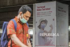 To walkjangan berjalan di pinggir kali don't walk on the edge of the riverberjalan dengan tidak bersepatu to walk barefoot2. Menkes Optimistis Vaksinasi Covid 19 Berjalan Lancar Republika Online