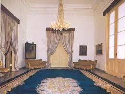 Gambar resmi presiden dan wakil presiden ditempatkan sejajar dan dipasang lebih rendah dari pada lambang negara. Istana Kepresidenan Situs Web Kepustakaan Presiden Presiden Republik Indonesia