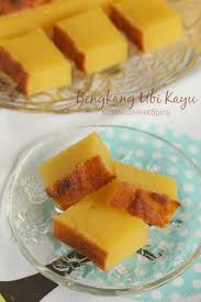 Baked tapioca cake or kuih bingka. I Accompanied My Mum To The Wet Market In Bedok Last Friday One Thing I Like About The Wet Market Is Tha Tapioca Cake Dessert Recipes Easy Indonesian Desserts