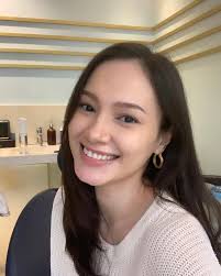 Teeth whitening by @elevatedental.bgc 🤍This is after just 1 cycle of teeth  whitening, and I'm already happy with the result! You can do up to three  cycles in one session, but since