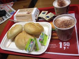 Frühstück bekommt ihr bei mcdonalds sobald der laden morgens öffnet. Fruhstuck Bei Mcdonalds Am Flughafen Wien Aloha Hawaii