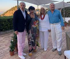 Molto lontano nella carriera della sua compagna, infatti è un ex imprenditore ormai in pensione. Capri E Ischia Un Weekend Da Vip Tornano Le Luci In Ristoranti E Ville Capri Press