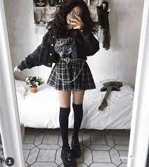 This aesthetic grunge skirt will turn all heads on you when walking on the street! 31 Aesthetic Grunge Outfits Ideas To Copy In 2022 Inspired Beauty