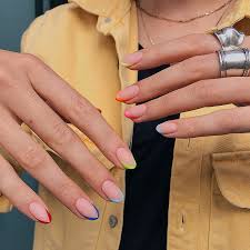 Aquí vas a ver algunos diseños de uñas cortas, pero si quieres ver más mira nuestro articulo exclusivo de uñas cortas. Los Disenos Y Esmaltados Que Dominaran El Resto Del 2020