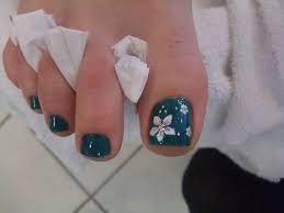 Simple flowers toe nails pedicure nails pedicure nail art. Pin By Lynsey Zuhlsdorf On Nails Flower Pedicure Pedicure Nail Art Toe Nail Art