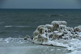 Marea neagra sau marea continentala situate intre europa(se),si asia(v),pe paralela de 45 grade;se leaga cu marea marmara(sv)prin stramtoarea bosfor si cu marea azov,prin. Marea NeagrÄƒ Itinerarii Pontice