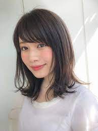 レイヤーたっぷりで女っぽも増す 今年はミディアムウルフにヘアチェンジ ヘアスタイリング ミディアムヘア 女性のヘアスタイル
