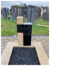 Starke Kontraste Moderner Urnengrabstein Grabstein Urnengrabsteine Urnengrab