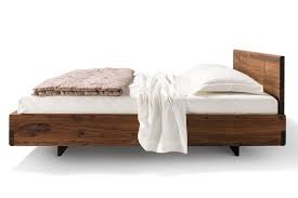 Durch die gerundeten seitenteile und nach innen versetzten fußfangen scheint das designbett zu schweben und sich über dem boden im raum. Bett Nox Team 7 Wohnwiese Jette Schlund Ellingen