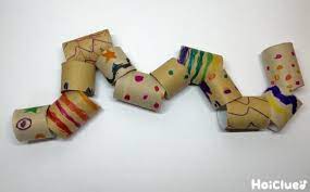 くねくねカラフルヘビ つなげて楽しい製作遊び 保育や子育てが広がる 遊び と 学び のプラットフォーム ほいくる トイレットペーパーの芯 おもちゃ 幼稚園の工作 手作りおもちゃ