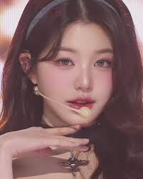 ☆Ӏᥒեɾ꤀ძᥙсե౹꤀ᥒ☆ →𝒩𝑜𝓂𝒷𝓇𝑒: Leah Müller →𝐸𝒹𝒶𝒹: 23 →𝐸𝓈𝓉𝒶𝒹𝑜  𝒞𝒾𝓋𝒾𝓁: Soltera →𝒪𝓇𝒾𝑒𝓃𝓉𝒶𝒸𝒾𝑜́𝓃 𝒮𝑒𝓍𝓊𝒶𝓁:  Heterosexual/Pasiva →𝒢𝓊𝓈𝓉𝑜𝓈: Es una amante de la naturaleza, y los  gatos. Es fanática de todo lo que ...