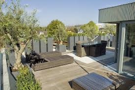 Hochkubel Mit Pflanzen Dienen Als Sichtschutz Fur Die Dachterrasse Design Dachterrasse Terassenideen Gartnern Mit Wenig Platz
