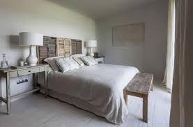 Originale, cette tête de lit façon persiennes ! Comment Reutiliser Ses Vieux Volets La Maison Saint Gobain