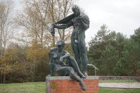 File:Nackter Mann und nackte Frau als Statue am KdF-Seebad 20181029.jpg -  Wikimedia Commons