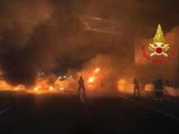 Un furgone portavalori è stato bloccato da due tir messi di traverso e poi aperto con. Assalto A1 A Un Portavalori Tra Lodi E Milano 7 Auto In Fiamme Corriere It
