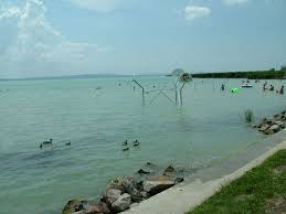 Balatonudvari is situated by the shore of lake balaton, between örvényes and balatonakali, to the west of the tihany peninsula. Balatonudvari Balatonudvari Strand