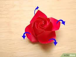 Découpe 3 feuilles de 3 cm de long dans le papier crépon rose. Comment Faire Une Rose En Papier Avec Images Wikihow