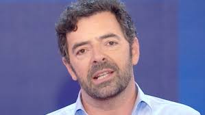 Volto maschile di vita in diretta estate 2021 una vecchia e cara conoscenza della trasmissione, si tratta del giornalista di rai news gianluca semprini, che ha già condotto questa trasmissione nell'estate del 2018 insieme a ingrid muccitelli, dimostrando grande professionalità e perfetta. Alberto Matano A La Vita In Diretta Momenti Di Commozione