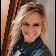 Carrie Custer's Instagram, Twitter & Facebook