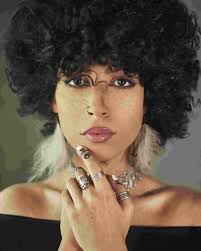 Asciugatura a testa in giù e mani fra i capelli. Scopri Come Dare Volume Ai Capelli Ricci I Consigli Di Tagli Capelli Ricci