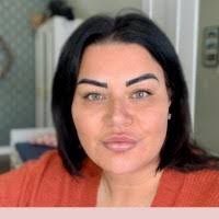 Elizabeth Zervos's Instagram, Twitter & Facebook