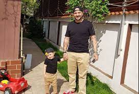 Prezentatoarea tv și cristi mitrea au ieșit la un restaurant din instanbul cu david, care e tot numai un zâmbet atunci când îl are și pe tăticul lui aproape. Cristi Mitrea Accidentat In Timp Ce Se Juca ImpreunÄƒ Cu Fiul SÄƒu Cum A ReacÈ›ionat David BÄƒiatul Andreei Mantea Dailynews Ro