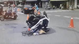 Uber Eats撞轉彎車！騎士噴飛機車倒立路中央