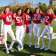 Quando você começa correr em direção ao campo, logo sente aquele arrepio na alma, coração acelerado Uma Boa Forma De Iniciar A Semana Apreciar A Beleza Das Angels Behati Lily Adriana Dout Futebol Americano Feminino Futebol Americano Jogo Futebol Americano