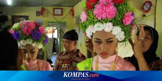 Ia sering mengambil dan memakannya. Rangkaian Bunga Akan Layu Kalau Anak Gadis Tak Perawan Lagi Halaman All Kompas Com