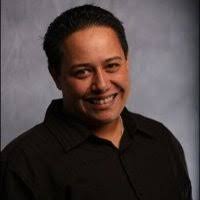 Caren Gomes's Instagram, Twitter & Facebook