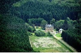 De franse seriemoordenaar michel fourniret is woensdag in staat van beschuldiging gesteld. Aerial View Of The Chateau Le Sautou Near Donchery Northern France Surrounded By Woodlands Where Frenchman Michel Fourniret Confessed He Buried Two Of His Nine Young Victims July 3 2004 Police Investigators