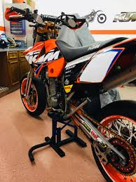 Para 2020, esta máquina continúa ofreciendo unas prestaciones superiores y una gran facilidad de pilotaje. Ktm Exc 450 Ktm Supermoto Ktm Exc