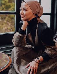 Puisi tentang alam, bentuk karya sastra yang digunakan untuk mengekspresikan diri. Kejar Saham Akhirat Neelofa Usahakan Sendiri Badan Amal Kebajikan Nona