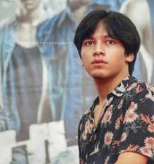 Baju ini termasuk koleksi musim gugur dari perancang fesyen meksiko, victor barragan. 95 Model Gaya Rambut Jefri Nichol Kekinian