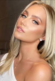 Samantha Mundell's Instagram, Twitter & Facebook