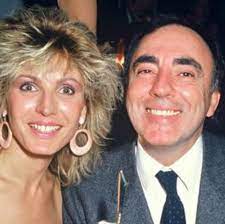 Son père est directeur commercial et sa mère tient une parfumerie. Evelyne Dheliat Face A La Mort De Son Mari Philippe A Eu Des Graves Soucis De Sante Gala