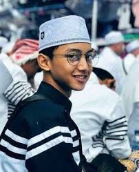 Parasnya yang tampan serta suaranya yang merdu membuat gus azmi menjadi idola bagi banyak remaja & pemuda kaum muslimin. Iinhasanah Iinhasanah3012 Profile Pinterest