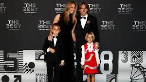 Luka modric family consists of father and mother and two sisters. Fifa The Best Luka Modric Lost Cristiano Ronaldo Als Weltfussballer Ab Goal Com