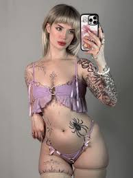 LeesiBB - Free pics, galleries & more at Babepedia