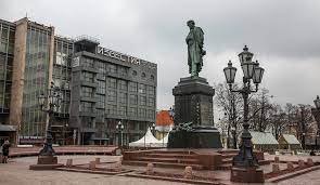 Если красная площадь — официальный центр москвы, то пушкинская площадь — неофициальный центр притяжения москвичей: Pushkinskaya Ploshad